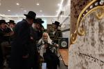 כ"ק אדמו"ר מקהל חסידי ירושלים שליט"א וועלעכער וויילט דעי טעג אין קרית יואל ביים מחזק זיין די עסקני צדקת העיר קרית יואל.