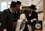 כ"ק אדמו"ר מקהל חסידי ירושלים שליט"א וועלעכער וויילט דעי טעג אין קרית יואל ביים מחזק זיין די עסקני צדקת העיר קרית יואל.