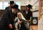 Main image for כ"ק אדמו"ר מקהל חסידי ירושלים שליט"א וועלעכער וויילט דעי טעג אין קרית יואל ביים מחזק זיין די עסקני צדקת העיר קרית יואל.