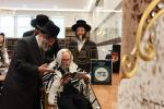 כ"ק אדמו"ר מקהל חסידי ירושלים שליט"א וועלעכער וויילט דעי טעג אין קרית יואל ביים מחזק זיין די עסקני צדקת העיר קרית יואל.