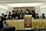 הרה"ק רבי יעקב מאיר שעכטער שליט"א ביים סעודת הילולא פון גאב"ד ירושלים בעל שערי טוביה זצוק"ל
