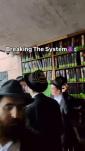 נישט אידישער סאושל מידיע אקטיוויסט באזוכט אין קראונהייטס