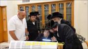 כ"ק אדמו"ר מבעלזא שליט"א שרייבט אות אין ספר תורה לעי"נ א געפאלענעם אין מלחמה