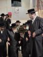 כ"ק אדמו"ר מ'תולדות אהרן שליט"א ביי תפילת מעריב אין רבי ישעילע'ס ביהמ"ד אין קערעסטיר וואס האלט אינמיטן פארענדיגט ווערן