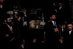 נאסטאלגישע בילדער ווידיאו פון הכנסת ספר תורה בחצר הקודש באבוב 