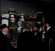 נאסטאלגישע בילדער ווידיאו פון הכנסת ספר תורה בחצר הקודש באבוב 