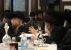 בר מצוה פון נכד כ"ק אדמו"ר מסקולען שליט"א פון לעיקוואד בן לחתנו הרה"צ ר' משה שפיגל בן הגה"צ אב"ד ווענגרוב שליט"א