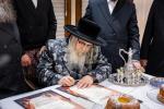   כ"ק אדמו"ר מסאטמאר שליט"א ביים לחיים בבית הרבני הנגיד ר' חיים מרדכי אינזליכט הי"ו לרגל קנין זכות של שער העזרת נשים אין היכל בית המדרש הגדול וויליאמסבורג פון 500 טויזנט דאלער 