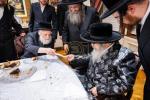   כ"ק אדמו"ר מסאטמאר שליט"א ביים לחיים בבית הרבני הנגיד ר' חיים מרדכי אינזליכט הי"ו לרגל קנין זכות של שער העזרת נשים אין היכל בית המדרש הגדול וויליאמסבורג פון 500 טויזנט דאלער 