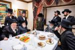   כ"ק אדמו"ר מסאטמאר שליט"א ביים לחיים בבית הרבני הנגיד ר' חיים מרדכי אינזליכט הי"ו לרגל קנין זכות של שער העזרת נשים אין היכל בית המדרש הגדול וויליאמסבורג פון 500 טויזנט דאלער 