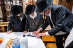   כ"ק אדמו"ר מסאטמאר שליט"א ביים לחיים בבית הרבני הנגיד ר' חיים מרדכי אינזליכט הי"ו לרגל קנין זכות של שער העזרת נשים אין היכל בית המדרש הגדול וויליאמסבורג פון 500 טויזנט דאלער 