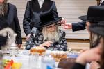   כ"ק אדמו"ר מסאטמאר שליט"א ביים לחיים בבית הרבני הנגיד ר' חיים מרדכי אינזליכט הי"ו לרגל קנין זכות של שער העזרת נשים אין היכל בית המדרש הגדול וויליאמסבורג פון 500 טויזנט דאלער 