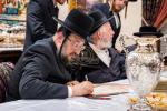   כ"ק אדמו"ר מסאטמאר שליט"א ביים לחיים בבית הרבני הנגיד ר' חיים מרדכי אינזליכט הי"ו לרגל קנין זכות של שער העזרת נשים אין היכל בית המדרש הגדול וויליאמסבורג פון 500 טויזנט דאלער 