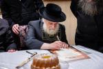   כ"ק אדמו"ר מסאטמאר שליט"א ביים לחיים בבית הרבני הנגיד ר' חיים מרדכי אינזליכט הי"ו לרגל קנין זכות של שער העזרת נשים אין היכל בית המדרש הגדול וויליאמסבורג פון 500 טויזנט דאלער 