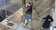 אריזאנע: א באקאנטער פארברעכער עפנט פייער אויף אן עולם; אן אפיציר עלימינירט די סכנה אויפ'ן פלאץ.