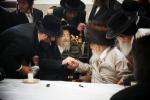 הרה"ק רבי יעקב מאיר שעכטער שליט"א ביים שמחת הברית לנין  כ"ק אדמו"ר מפינסק קארלין שליט"א 