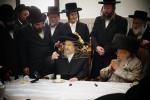 הרה"ק רבי יעקב מאיר שעכטער שליט"א ביים שמחת הברית לנין  כ"ק אדמו"ר מפינסק קארלין שליט"א 