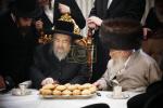 הרה"ק רבי יעקב מאיר שעכטער שליט"א ביים שמחת הברית לנין  כ"ק אדמו"ר מפינסק קארלין שליט"א 