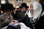 הרה"ק רבי יעקב מאיר שעכטער שליט"א ביים שמחת הברית לנין  כ"ק אדמו"ר מפינסק קארלין שליט"א 