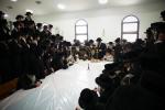 הרה"ק רבי יעקב מאיר שעכטער שליט"א ביים שמחת הברית לנין  כ"ק אדמו"ר מפינסק קארלין שליט"א 