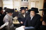 הרה"ק רבי יעקב מאיר שעכטער שליט"א ביים שמחת הברית לנין  כ"ק אדמו"ר מפינסק קארלין שליט"א 