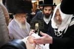 הרה"ק רבי יעקב מאיר שעכטער שליט"א ביים שמחת הברית לנין  כ"ק אדמו"ר מפינסק קארלין שליט"א 