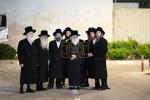 בילדער און ווידיאוס פון די פראטעסט פון חסידי גור קעגן גזירת הגיוס ביי כלא 10