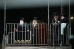 בילדער און ווידיאוס פון די פראטעסט פון חסידי גור קעגן גזירת הגיוס ביי כלא 10
