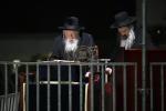 בילדער און ווידיאוס פון די פראטעסט פון חסידי גור קעגן גזירת הגיוס ביי כלא 10