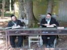  דייני מחנה אוהל ברוך קראסנא - מאנטיסעללא, הרה"ג ישעי גדלי קאופמאן, און הרב הגאון יום טוב בלאך שליט"א בלימוד התורה