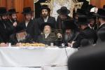  הרה"ק רבי יעקב מאיר שעכטער שליט"א ביים שמחת הברית לנכד הגה"צ רבי צבי מאיר זילבערבערג שליט"א 