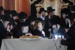  הרה"ק רבי יעקב מאיר שעכטער שליט"א ביים שמחת הברית לנכד הגה"צ רבי צבי מאיר זילבערבערג שליט"א 