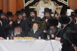  הרה"ק רבי יעקב מאיר שעכטער שליט"א ביים שמחת הברית לנכד הגה"צ רבי צבי מאיר זילבערבערג שליט"א 