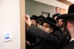 ערהאבענע מעמד 'קביעת מזוזות' פארגעקומען אינעם שפאגל נייעם 'כפים הויז' אין וויליאמסבורג אהערגעשטעלט מיט אלע צוגעהערן למען משפחות חולי ישראל, בראשות גדולי רבני העיר שליט"א