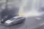 Main image for וואסער שפריצט הויך אין די לופטן נאכדעם וואס א טראק קראכט אריין אין א פייער היידרענט; א פארבלענדעטער דרייווער קראכט אריין אין אן ארבייטער
