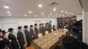 Main image for ישיבת וויזשניץ מאנסי ביים זיך פארהערן גאנץ מסכת פסחים ביי כ"ק אדמו"ר מתולדות צבי מספינקא שליט"א און דערנאך געהערט דברות קודש פון רבין שליט"א לקראת ימי הרחמים והרצון