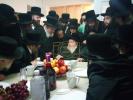 האחים האדמורי"ם מסקולען שליט"א פון לעיקוואד וויליאמסבורג און מאנסי ביי א באזוך ביי הישיש ר' הערשל וועבער מיסד הצלה ביי זיין זוהן הרה"ח ר' נפתלי וועבער אין די קעטסקילס