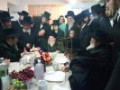 האחים האדמורי"ם מסקולען שליט"א פון לעיקוואד וויליאמסבורג און מאנסי ביי א באזוך ביי הישיש ר' הערשל וועבער מיסד הצלה ביי זיין זוהן הרה"ח ר' נפתלי וועבער אין די קעטסקילס