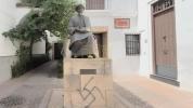 אנטיסעמיטישע וואנדאליזם: א סוואסטיקע ארויפגעשפריצט אויפן סטאטוע פונעם רמב"ם אין שפאניע.