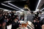כ"ו אב ביי כ"ק אדמו"ר מסאטמאר שליט"א. תפילת שחרית אין היכל המתיבתא סניף דברי יואל. און דערנאך ביים מסיבת לחיים פארן ארויף גיין צום ציון הק'. און דערנאך ביים פוקד זיין די ציון הק'.