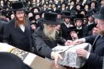 כ"ו אב ביי כ"ק אדמו"ר מסאטמאר שליט"א. תפילת שחרית אין היכל המתיבתא סניף דברי יואל. און דערנאך ביים מסיבת לחיים פארן ארויף גיין צום ציון הק'. און דערנאך ביים פוקד זיין די ציון הק'.