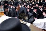 כ"ו אב ביי כ"ק אדמו"ר מסאטמאר שליט"א. תפילת שחרית אין היכל המתיבתא סניף דברי יואל. און דערנאך ביים מסיבת לחיים פארן ארויף גיין צום ציון הק'. און דערנאך ביים פוקד זיין די ציון הק'.