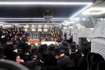 כ"ו אב ביי כ"ק אדמו"ר מסאטמאר שליט"א. תפילת שחרית אין היכל המתיבתא סניף דברי יואל. און דערנאך ביים מסיבת לחיים פארן ארויף גיין צום ציון הק'. און דערנאך ביים פוקד זיין די ציון הק'.