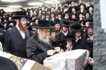 כ"ו אב ביי כ"ק אדמו"ר מסאטמאר שליט"א. תפילת שחרית אין היכל המתיבתא סניף דברי יואל. און דערנאך ביים מסיבת לחיים פארן ארויף גיין צום ציון הק'. און דערנאך ביים פוקד זיין די ציון הק'.