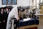 כ"ו אב ביי כ"ק אדמו"ר מסאטמאר שליט"א. תפילת שחרית אין היכל המתיבתא סניף דברי יואל. און דערנאך ביים מסיבת לחיים פארן ארויף גיין צום ציון הק'. און דערנאך ביים פוקד זיין די ציון הק'.