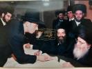 היסטארישע בילדער פון כ"ק אדמו"ר עטרת ישראל מסאדיגורא שליט"א לרגל די יארצייט 