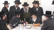 הנגיד רבי יואל לאנדא האט איבערגעגעבן א סעט דברי יואל פאר כ"ק אדמו"ר מגור שליט"א 
