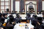 פולע גאלעריע: שמחת התנאים לבן הגה"צ רבי שלום טייטלבוים שליט"א חתן הגה"צ ראש ישיבת סאטמאר בני ברק שליט"א מיט די טאכטער פון הגה"צ רבי שלמה רובין שליט"א אבד"ק ציעשנוב קרית יואל פארגעקומען אין קרית יואל