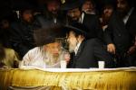 הרה"ק ר' יעקב מאיר שעכטער שליט"א ביי די שמחת החתונה פון אן אייניקל ביי כ"ק אדמו"ר מפינסק קארלין שליט"א.