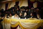 הרה"ק ר' יעקב מאיר שעכטער שליט"א ביי די שמחת החתונה פון אן אייניקל ביי כ"ק אדמו"ר מפינסק קארלין שליט"א.